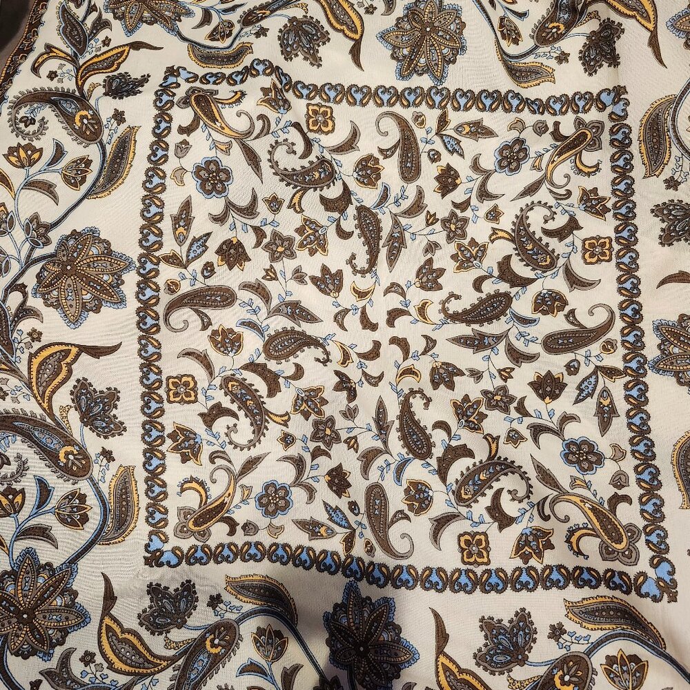VTG SQUARE  SCARF PRINT MADE IN ITALY 31 X 31"